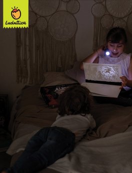 Cofanetto "Le Fiabe al Buio" con Torcia: Biancaneve e i Sette Nani — Libro - 4