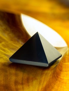 Piramide di Shungite lucida - 7