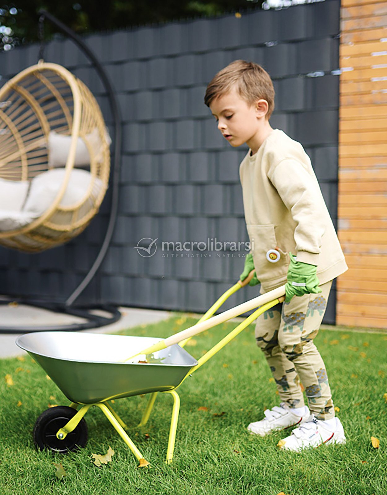 Carriola con Utensili da Giardino di small foot 