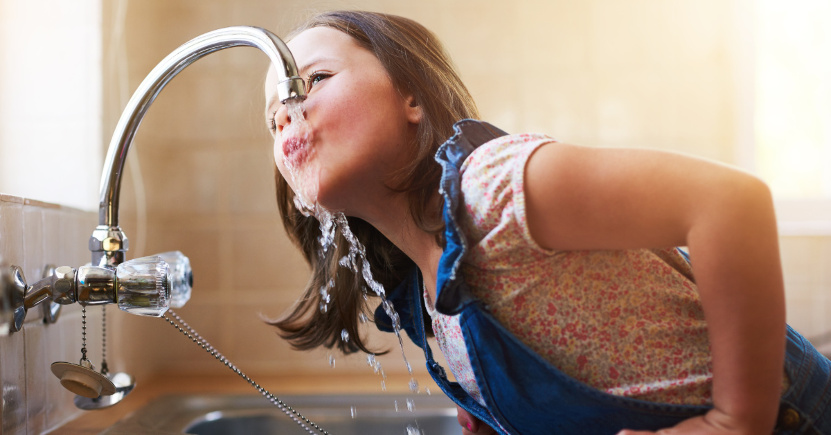 Acqua del rubinetto o acqua in bottiglia: quale bere e perché?