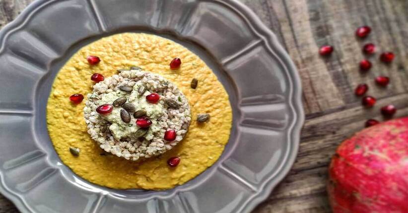 Grano saraceno decorticato al pesto di mandorle su vellutata di ceci
