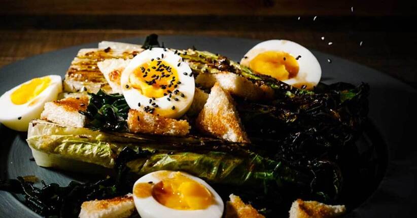 Insalata di lattuga grigliata, uova e alghe Wakame instantanea