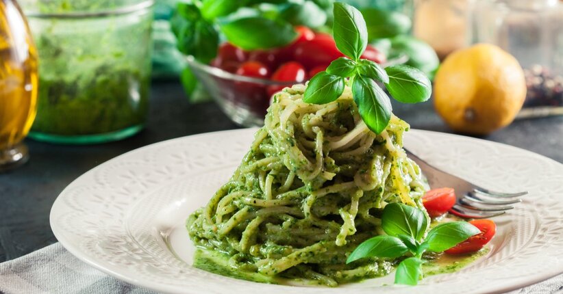 Linguine con pesto, foglie di carota e spirulina