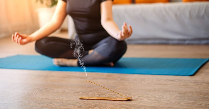 Meditazione e incenso: un ponte verso il Divino