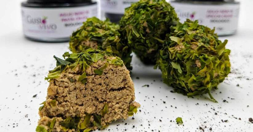 “Non-formaggio” crudo di anacardi aromatizzato all’aglio nero