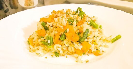 Riso integrale con carote, fagiolini e sesamo