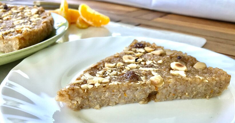 Torta di riso con nocciole, uvette e cannella