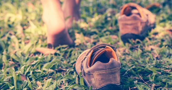 A piedi nudi con l’Earthing: un fenomeno globale