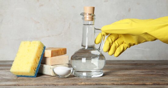 Aceto e bicarbonato per pulire la casa