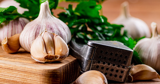 Aglio: benefici e controindicazioni di un alimento ricco di virtù