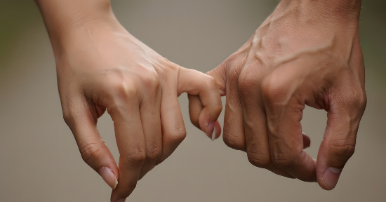 Anime karmiche, gemelle e fiamme gemelle: segnali, differenze e significato spirituale