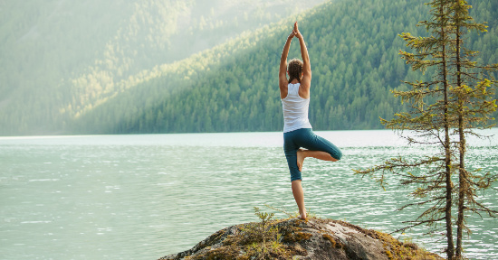 3 asana e altre pratiche di yoga per la primavera