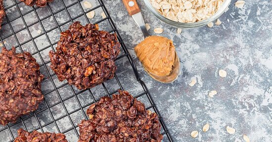 Biscotti croccanti di avena, cioccolato e tahin senza zucchero e senza cottura