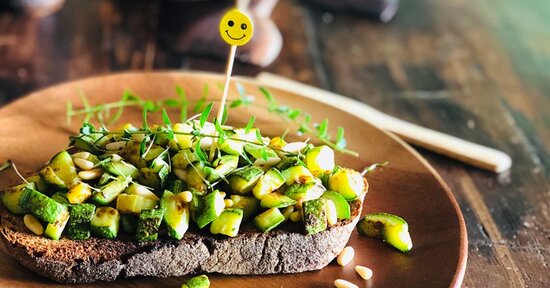 Bruschetta alle zucchine, erbette e pinoli