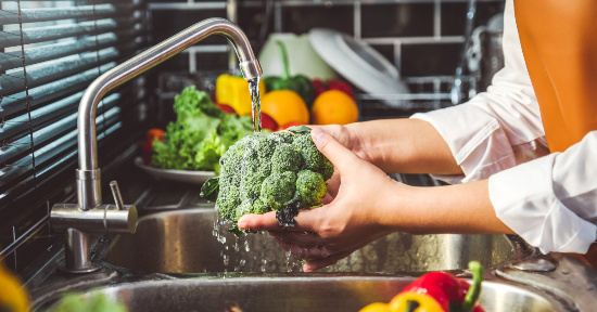 Come lavare bene frutta e verdura (senza ansia né ossessioni)