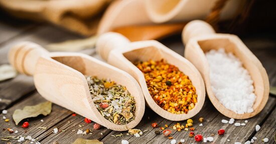 Come sostituire il sale da cucina nella nostra alimentazione in modo sano, gustoso ed economico?