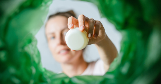 Cosmetici scaduti: dove si buttano e come fare un corretto smaltimento