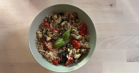 Cous cous di verdure con zucchine, melanzane, pomodorini confit e mandorle tostate