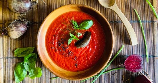 Crema di barbabietole con erbette e alga nori
