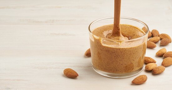 Crema di mandorle: qual è la differenza tra chiara e scura?
