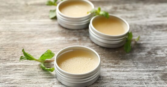 Erboristeria fai da te: balsamo nutriente per labbra