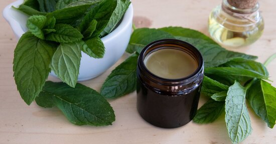 Erboristeria fai da te: unguento balsamico spalmabile per adulti e bambini