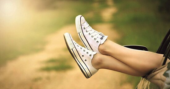 Gambe gonfie: come sgonfiarle con i rimedi naturali