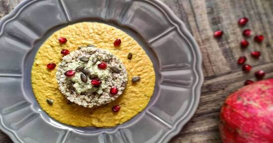 Grano saraceno decorticato al pesto di mandorle su vellutata di ceci