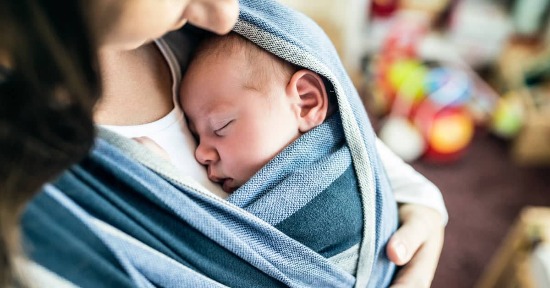 Il portare che fa bene a mamma e bebè
