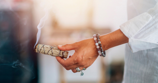 Il rituale dello smudge