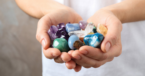 Ildegarda di Bingen e il potere curativo delle pietre: guida pratica alla litoterapia medievale