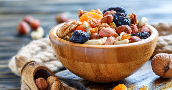 La frutta secca, il superfood di stagione