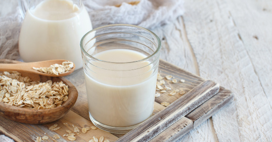 Latte di avena: benefici, proprietà e usi di una bevanda vegetale versatile