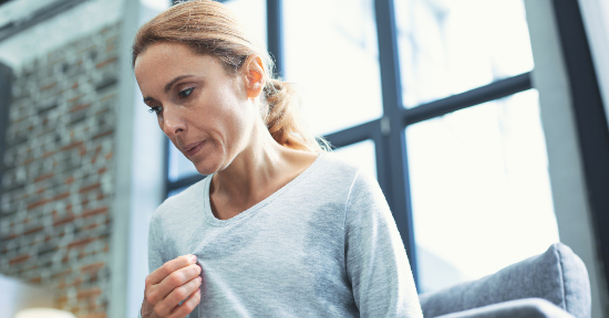 Menopausa e rimedi naturali: cosa dicono davvero gli studi (e dove le evidenze mancano)