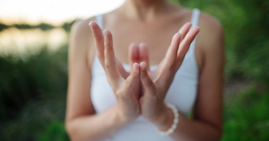 Mudra: gesti sacri di energia dello yoga delle mani