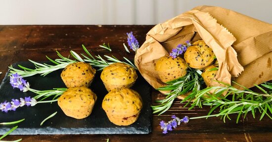 Muffin speziati di zucchine al profumo di rosmarino, con cuore di cipolla rossa