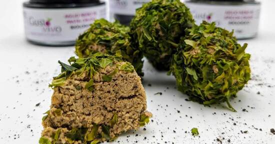 “Non-formaggio” crudo di anacardi aromatizzato all’aglio nero