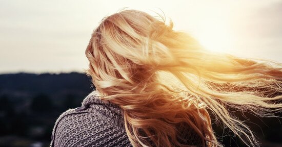 Olio essenziale di rosmarino: combatti la forfora naturalmente