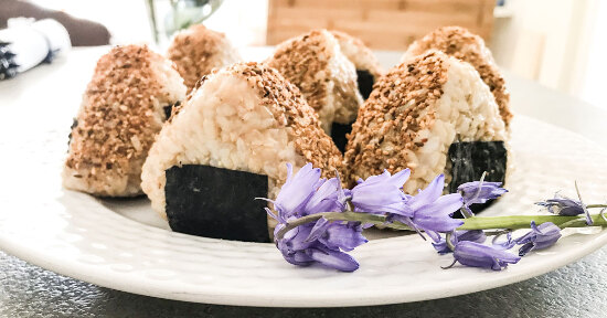 Onigiri di riso integrale e umeboshi