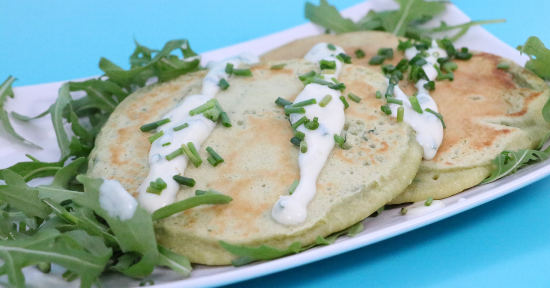 Pancake proteici salati al basilico con farina di piselli e salsa cremosa di yogurt, erba cipollina