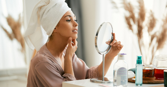 Pelle del viso asfittica: come riconoscerla, cause e rimedi naturali