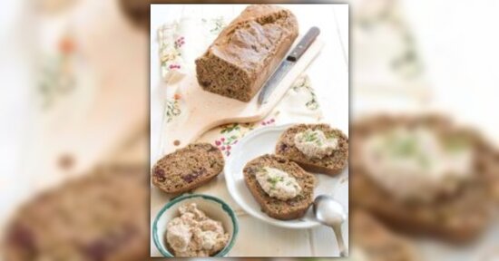 Plum-cake alla consolida con crema di nocciole - Estratto da "Erbe Spontanee in Tavola"