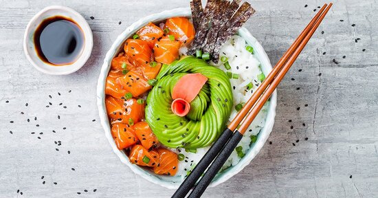 Poke bowl: che cos'è, come costruirla, perché fa bene e le ricette