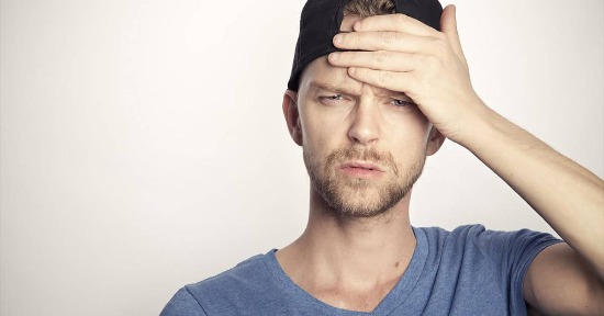 Qual è l'olio essenziale per alleviare il mal di testa e migliorare la digestione?