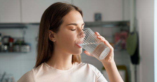 Quanta acqua bisogna bere? Perché?