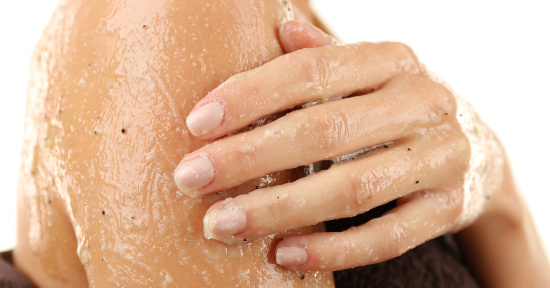Scrub e doccia doposole: come mantenere l'abbronzatura più a lungo