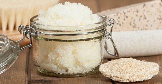 Scrub per il corpo con olii essenziali e zucchero