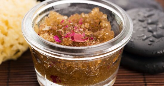 Scrub viso e corpo con zucchero e olio di cocco