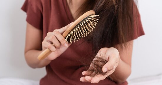 Capelli che cadono: cause e rimedi per rinforzarli nel cambio di stagione