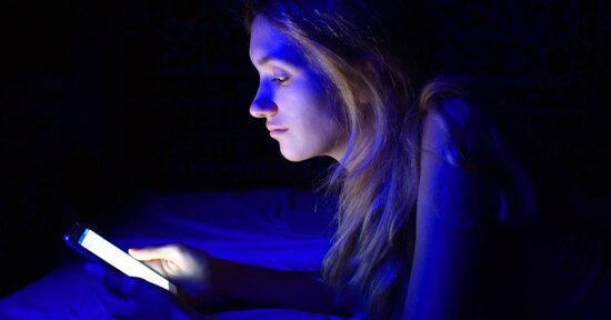 Luce blu: come difendere la pelle dall'invecchiamento digitale